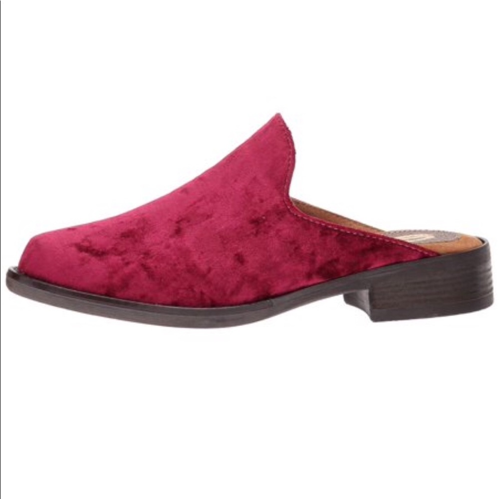 New NWT Sbicca wine velvet mule